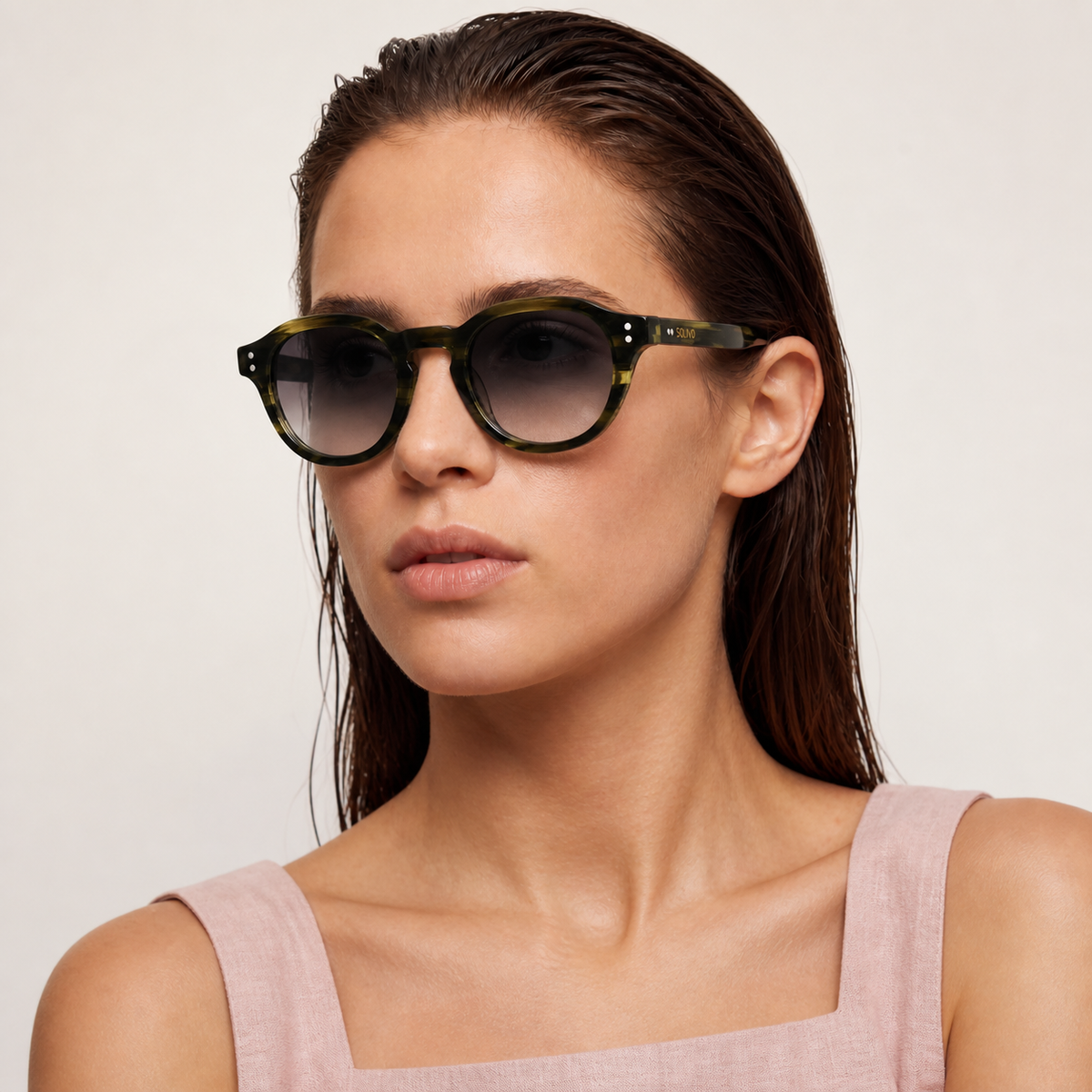 Modelo mujer con lentes de sol AKA Olivo Gris de Solivo