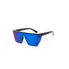 Lentes de sol LVY de Solivo con diseño elegante y cristales azules, ideales para un look versátil y funcional, ofreciendo protección UV400 para tus aventuras al aire libre.