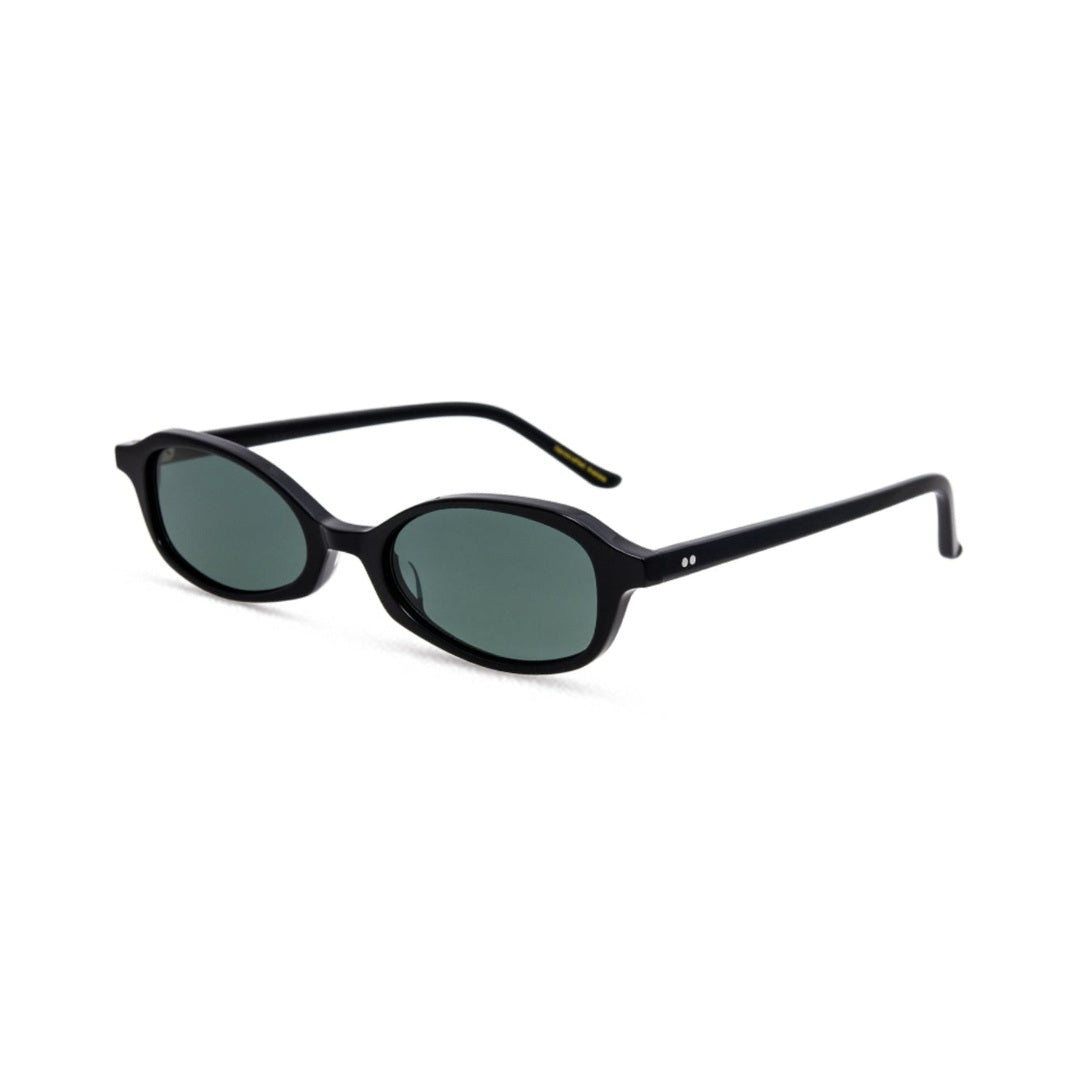 Vista frontal de los lentes de sol LIAN Negro de Solivo — diseño ovalado de acetato con filtro UV400