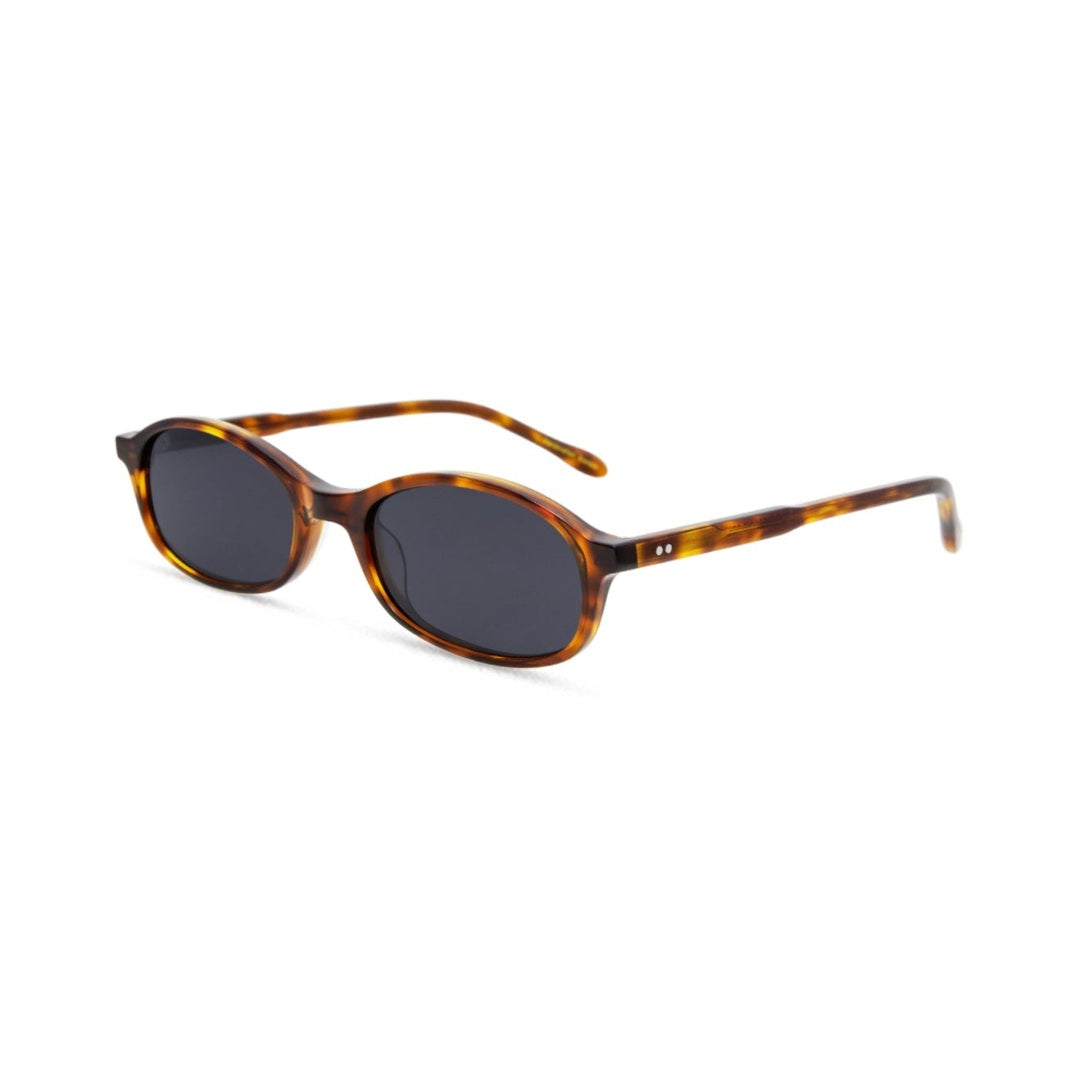 Vista frontal de los lentes de sol MEI Carey de Solivo — montura tortoise de acetato con filtro UV400