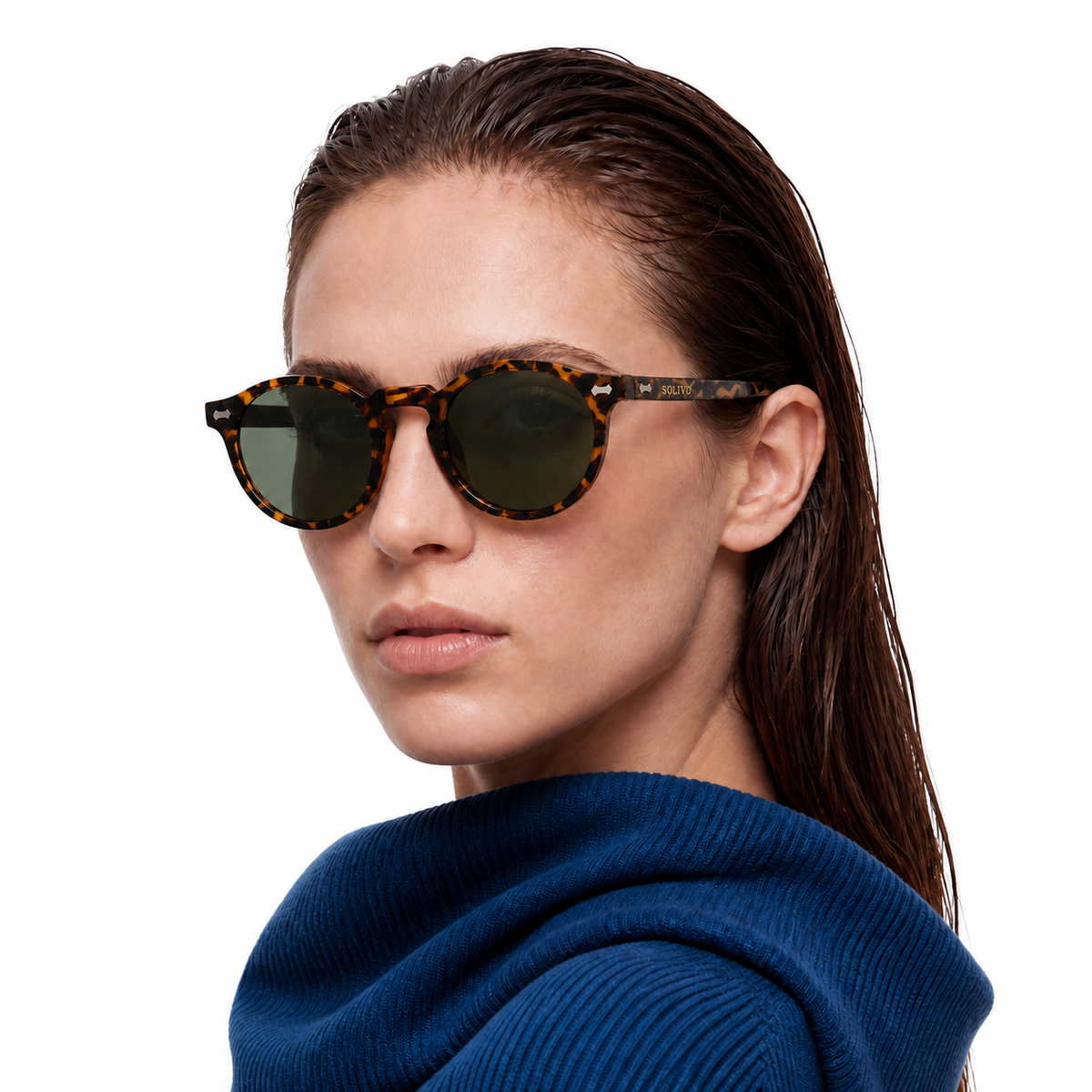 Modelo femenina Solivo con lentes SIA Fuego Olivo, giro editorial de hombros y logotipo SOLIVO visible
