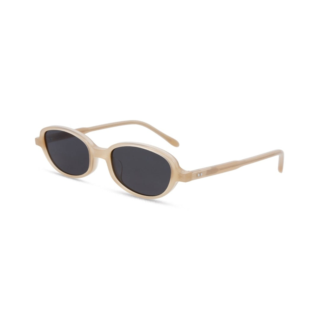 Vista frontal de los lentes de sol SISI Beige de Solivo — montura de acetato beige con filtro UV400