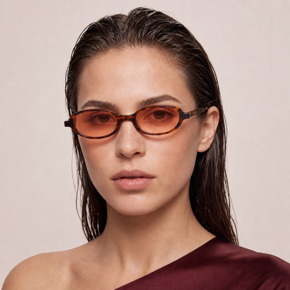 Modelo mujer con gafas SISI Carey Sunset de Solivo, retrato editorial