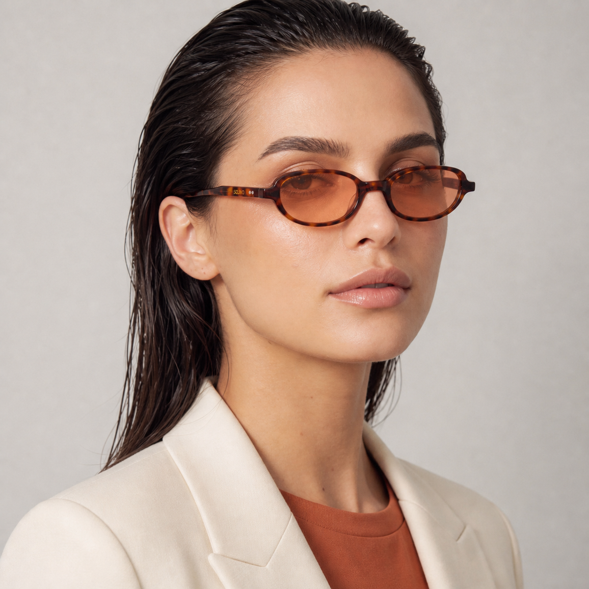 Modelo mujer con gafas SISI Carey Sunset de Solivo, segunda pose editorial