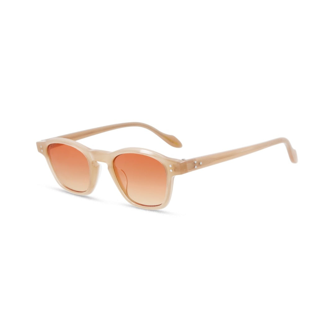 Vista frontal de los lentes de sol SUKI Beige de Solivo — montura beige con lente naranja y filtro UV400