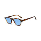 Gafas de sol SUKI - Carey Celeste de Solivo, vista lateral que destaca su estilo contemporáneo y lentes azules polarizados.