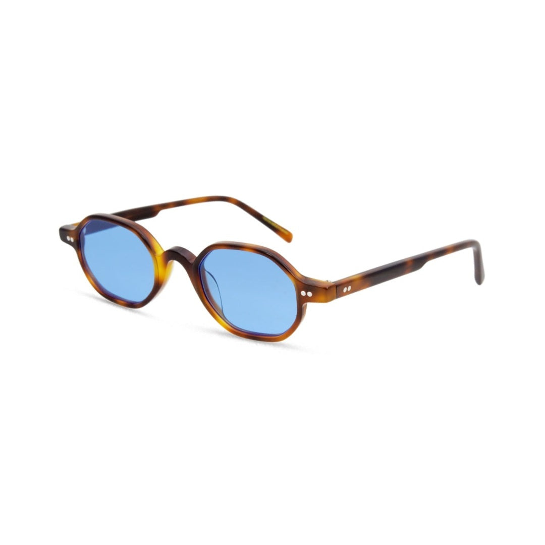 Vista frontal de los lentes de sol Vero Carey Celeste de Solivo — montura tortoise con lente celeste y filtro UV400